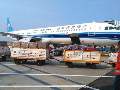 國(guó)際空運(yùn)貨物查詢(xún)?nèi)ヂ?航空公司官網(wǎng)與貨代服務(wù)詳解